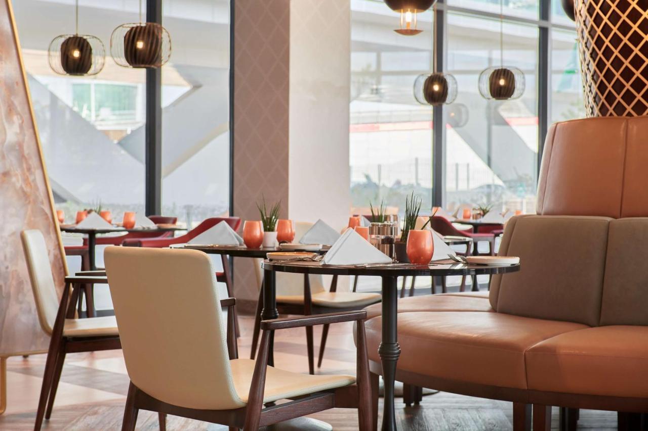 Radisson Blu Hotel Riyadh Convention And Exhibition Center Exterior foto The restaurant