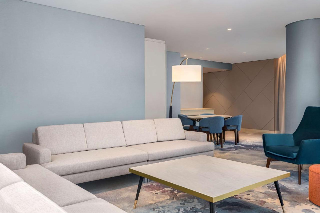 Radisson Blu Hotel Riyadh Convention And Exhibition Center Exterior foto A living room in a suite at the hotel