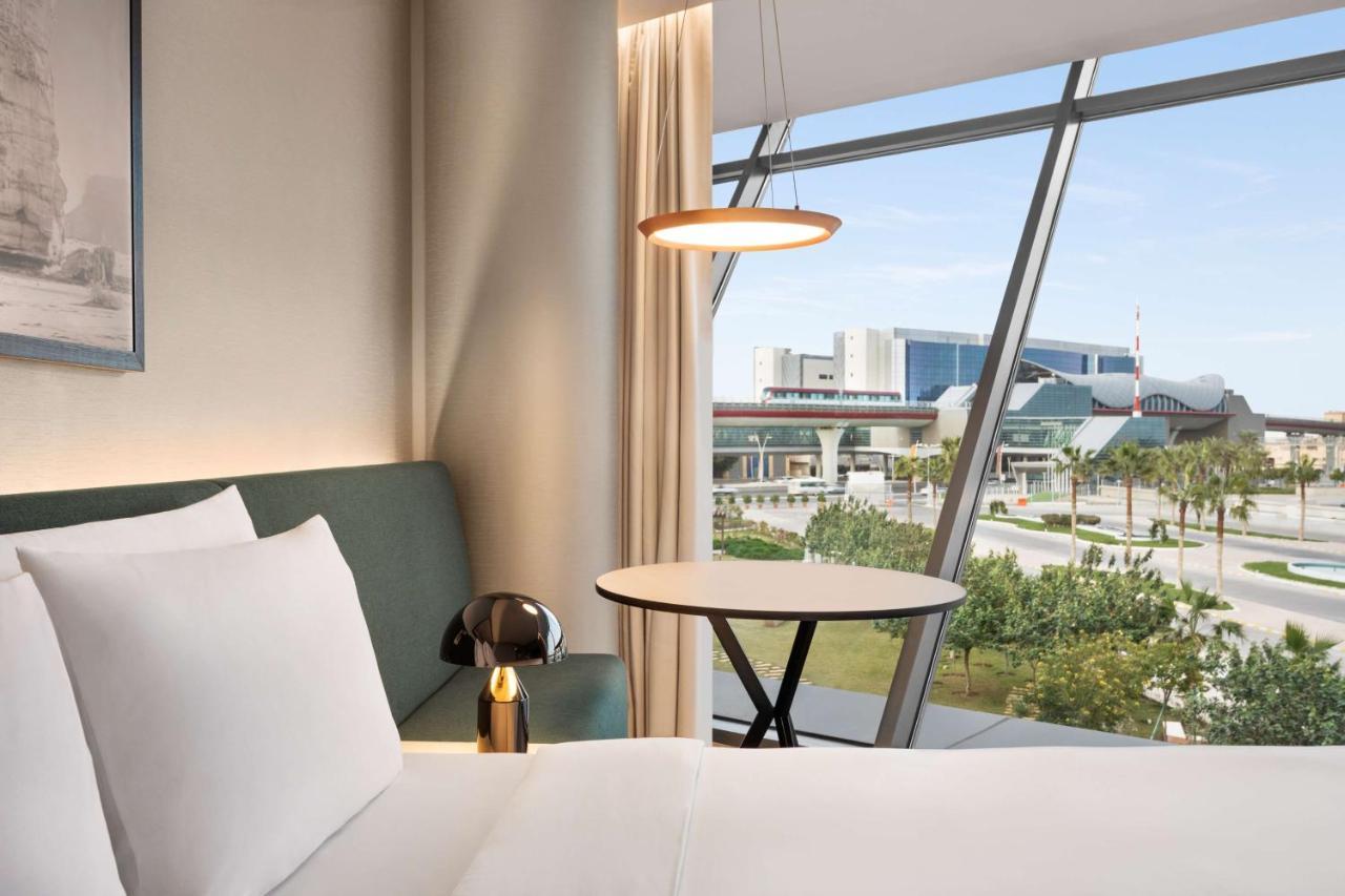 Radisson Blu Hotel Riyadh Convention And Exhibition Center Exterior foto A guest room at the hotel