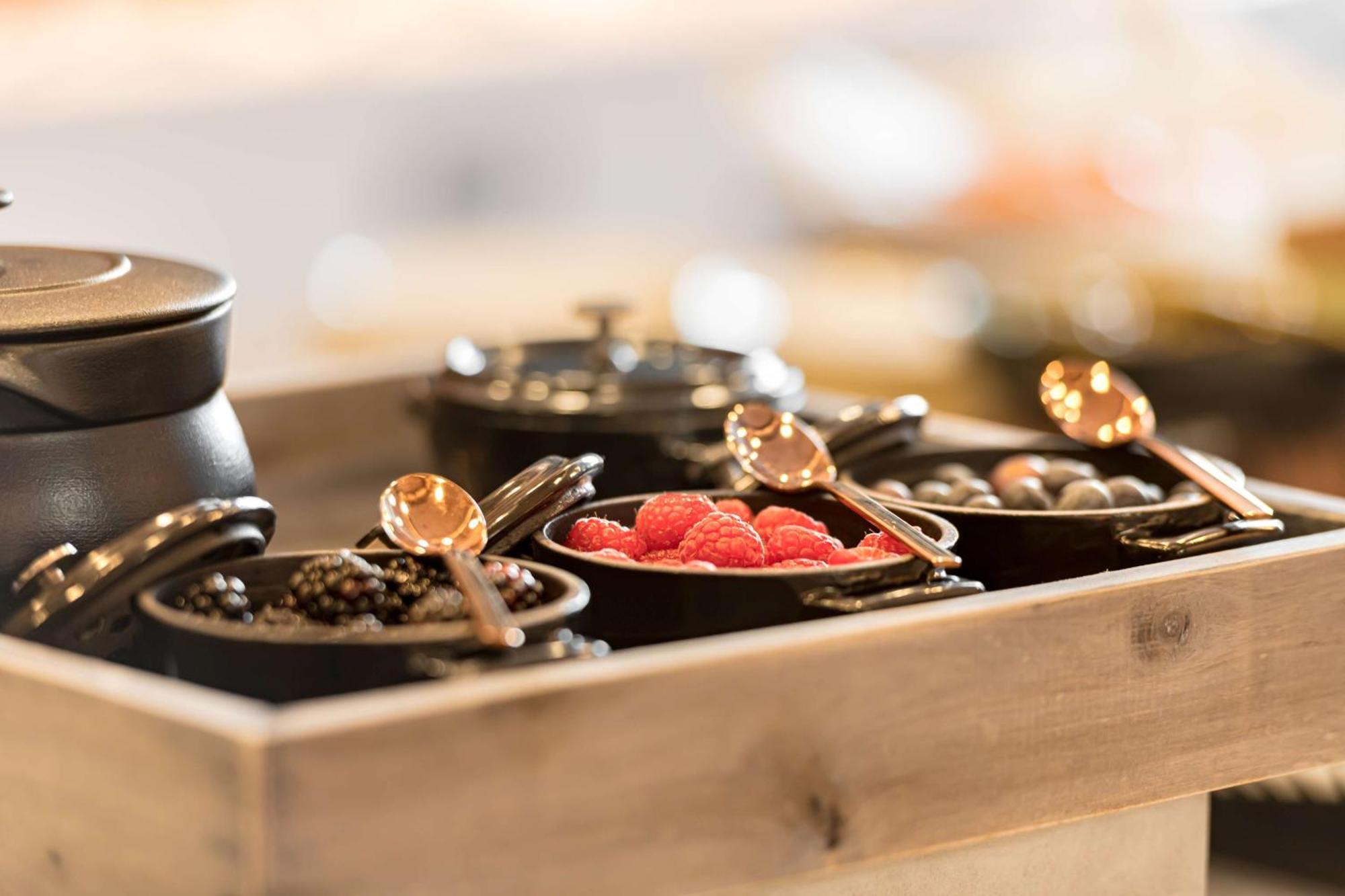 Radisson Blu Hotel Riyadh Convention And Exhibition Center Exterior foto Caviar and other garnishes at a restaurant