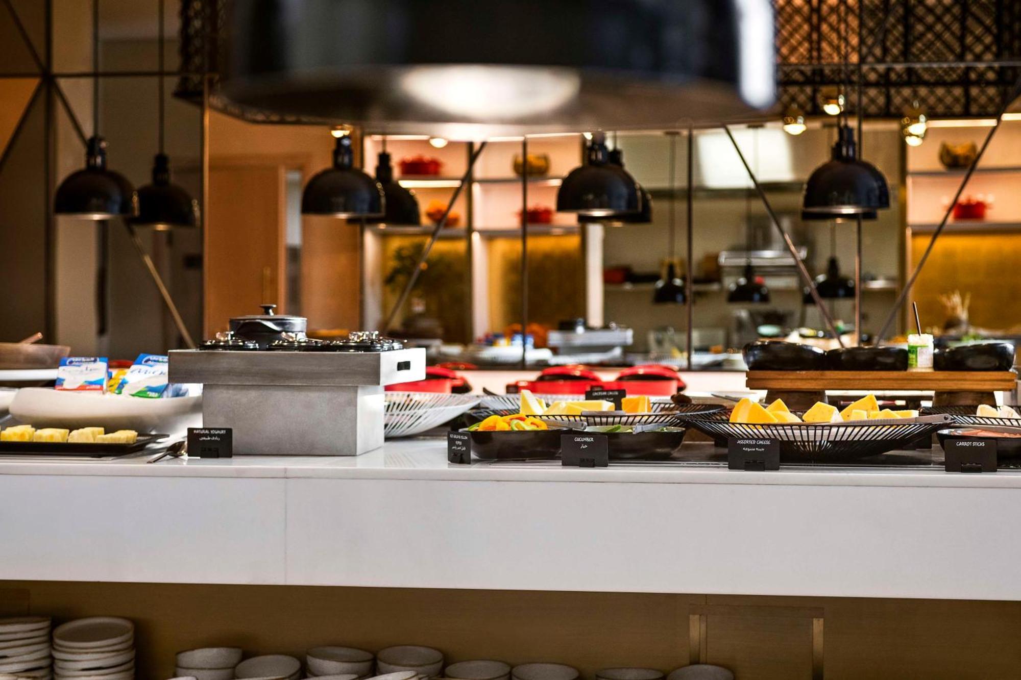 Radisson Blu Hotel Riyadh Convention And Exhibition Center Exterior foto A buffet at a hotel