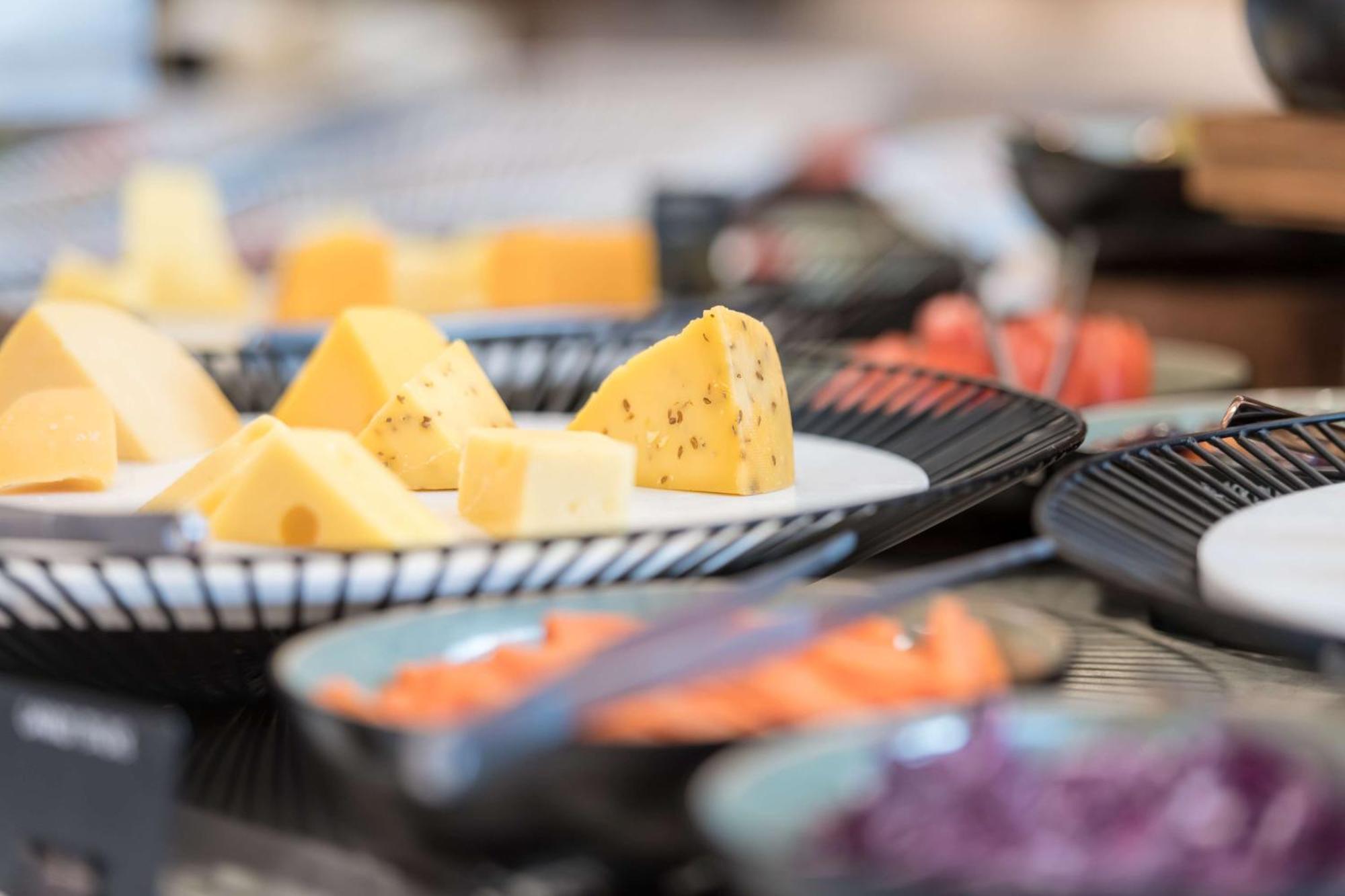 Radisson Blu Hotel Riyadh Convention And Exhibition Center Exterior foto Cheese at a buffet