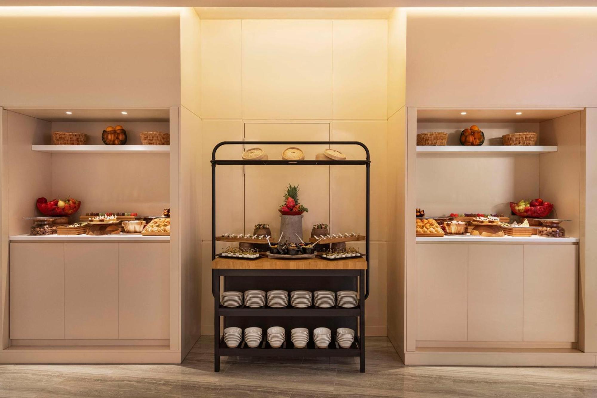 Radisson Blu Hotel Riyadh Convention And Exhibition Center Exterior foto A buffet at a hotel