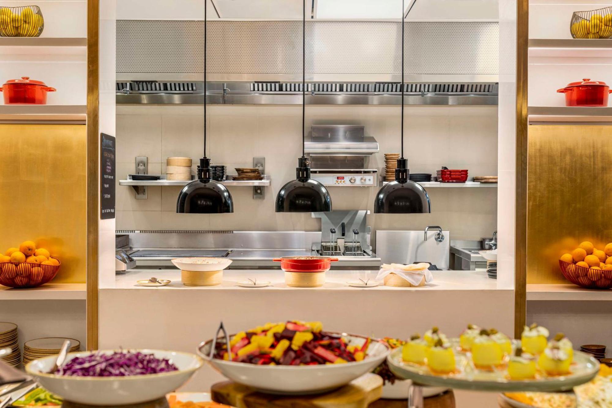Radisson Blu Hotel Riyadh Convention And Exhibition Center Exterior foto The kitchen at the restaurant
