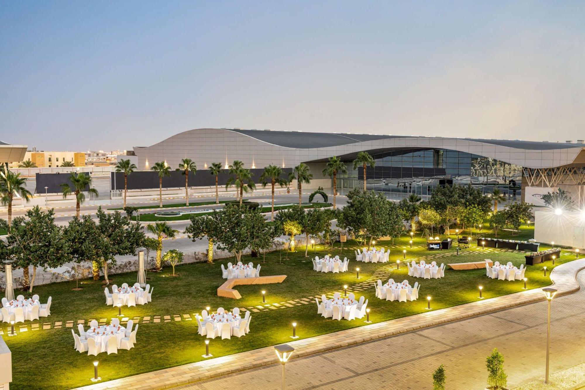 Radisson Blu Hotel Riyadh Convention And Exhibition Center Exterior foto The lawn at the Ritz-Carlton, Riyadh