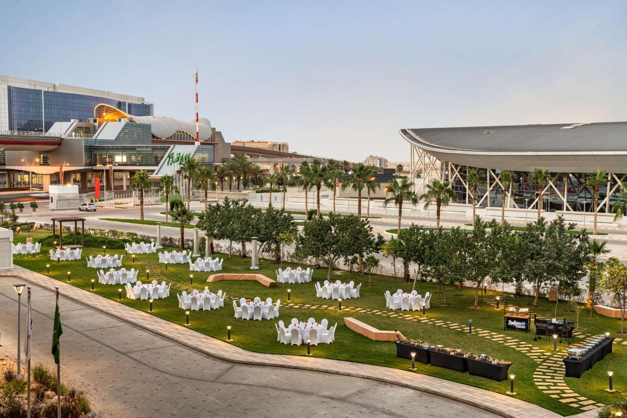 Radisson Blu Hotel Riyadh Convention And Exhibition Center Exterior foto The Green