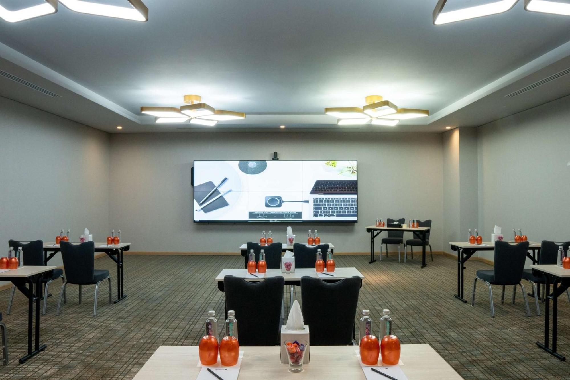 Radisson Blu Hotel Riyadh Convention And Exhibition Center Exterior foto Meeting room at the hotel